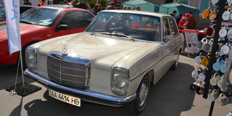Дебютант Old Car Land: історія нашого Mercedes W115 Дебютант Old Car Land: історія нашого Mercedes W115