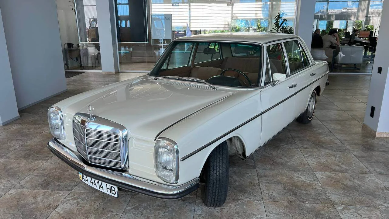 Класичні автомобілі з колекції АвтоНова-Д